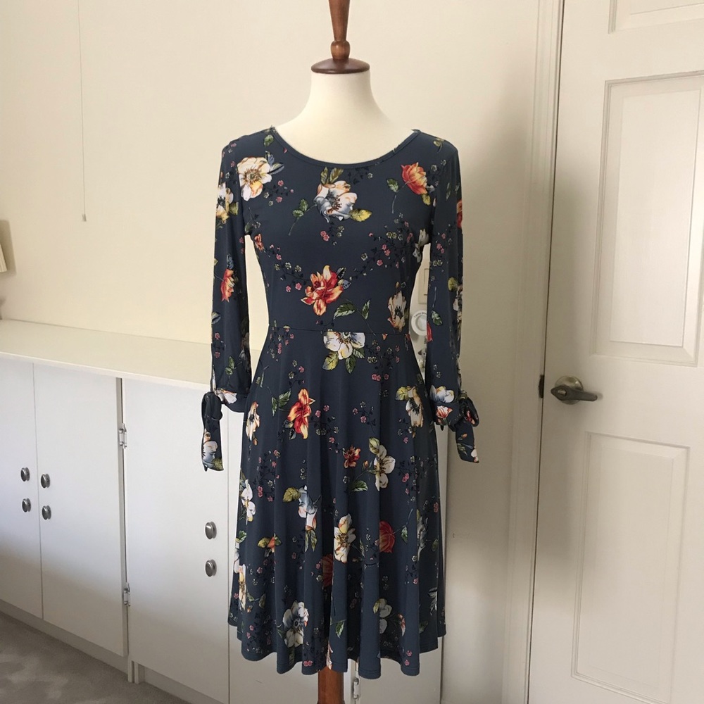 Gilli Floral Tie Sleeve Dress